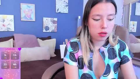 Snapshot of sophie_demoiselle chatting on 11.25.25 online show from 11.25.25