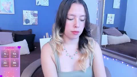 Snapshot of sophie_demoiselle chatting on 11.26.25 online show from 11.26.25