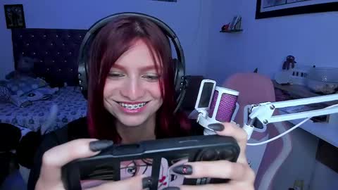 Snapshot of sophie_dolly_ chatting on 05.13.26 sophie doll online show from 05.13.26