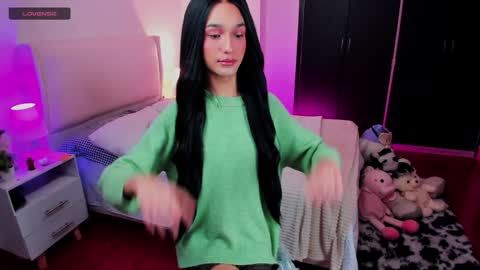 Snapshot of sophiecornett chatting on 01.14.25    online show from 01.14.25