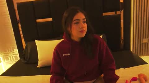 sophieflores_ online show from 12.14.25