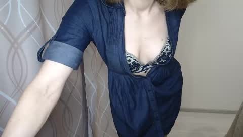 Snapshot of sophiemisss chatting on 10.21.25 Sophiemisss online show from 10.21.25