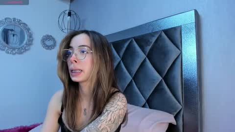 Snapshot of sophiia_gomezz_ chatting on 11.19.25 sophi online show from 11.19.25