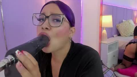 Snapshot of sophyruiz_ chatting on 09.19.25 Sophy online show from 09.19.25