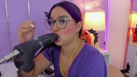 Snapshot of sophyruiz_ chatting on 10.18.25 Sophy online show from 10.18.25