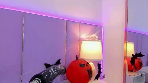 Snapshot of sophyruiz_ chatting on 10.28.25 Sophy online show from 10.28.25