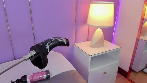 Snapshot of sophyruiz_ chatting on 11.27.25 Sophy online show from 11.27.25