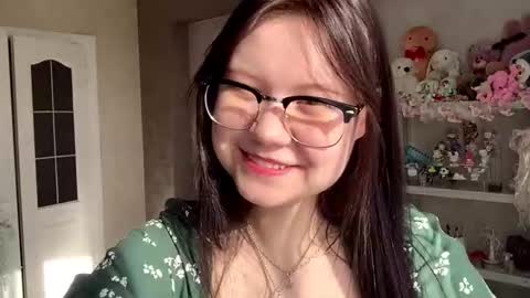 Snapshot of sotastarcaug chatting on 10.18.25 lily online show from 10.18.25