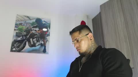 Snapshot of soy_apolo chatting on 12.18.25 soy_apolo online show from 12.18.25