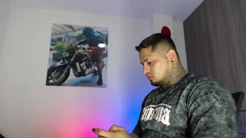 Snapshot of soy_apolo chatting on 12.20.25 soy_apolo online show from 12.20.25