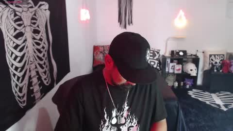 Snapshot of soyelcarlitos chatting on 04.22.26 El Carlitos online show from 04.22.26
