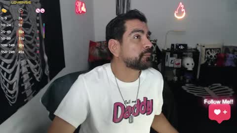 Snapshot of soyelcarlitos chatting on 04.25.26 El Carlitos online show from 04.25.26