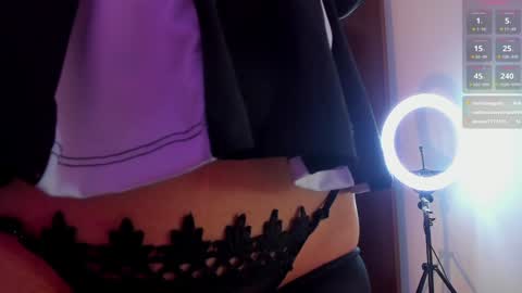 Snapshot of soyemi_ chatting on 01.12.25 25 online show from 01.12.25