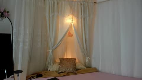 Snapshot of soyemi_ chatting on 09.15.25 25 online show from 09.15.25