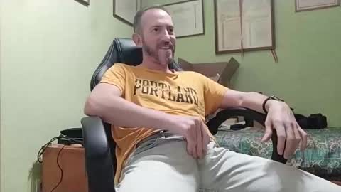 Snapshot of spanishharddick chatting on 12.14.25 Manu online show from 12.14.25