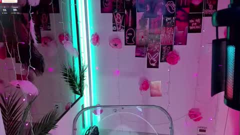 Snapshot of sparklemona chatting on 09.13.25 SparkleMona online show from 09.13.25