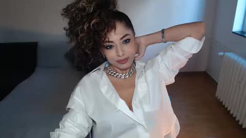 Snapshot of spoiled__doll chatting on 10.10.25 Doll online show from 10.10.25