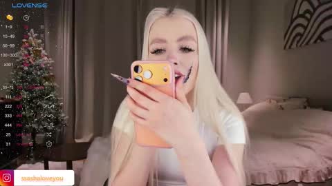 Snapshot of ssashagarter chatting on 12.21.25 Alexandra online show from 12.21.25