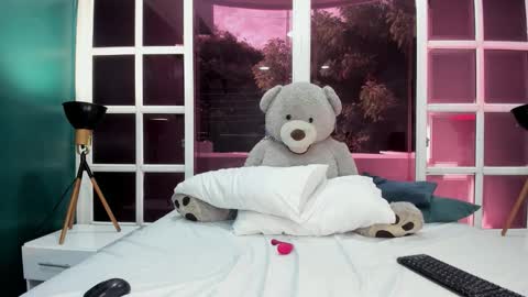 Snapshot of staar_hot chatting on 11.10.25 STAAR HOT online show from 11.10.25