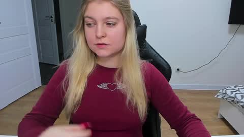 Snapshot of stacy_miraclee chatting on 12.10.24 Stacy online show from 12.10.24