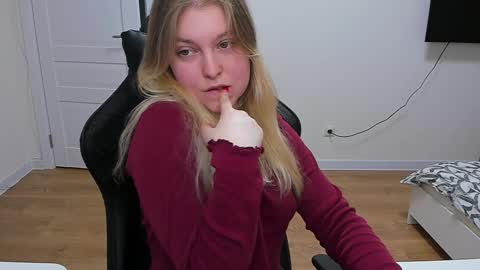 Snapshot of stacy_miraclee chatting on 01.03.25 Stacy online show from 01.03.25