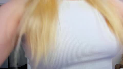 Snapshot of stacy_miraclee chatting on 03.10.25 Stacy online show from 03.10.25