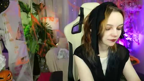 Snapshot of staymonica chatting on 10.29.25 MONICA online show from 10.29.25