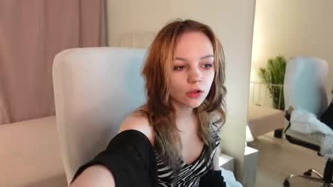 Snapshot of staymonica chatting on 11.25.25 MONICA online show from 11.25.25