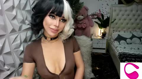 Snapshot of stefanylangkat chatting on 11.28.25 Jane online show from 11.28.25