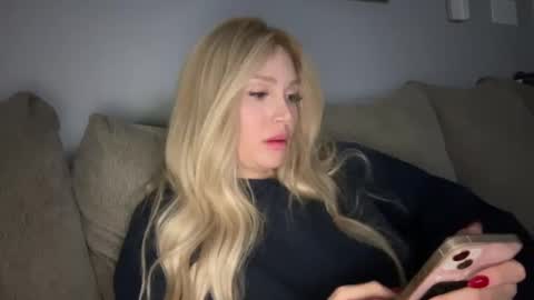 Snapshot of stellacummings chatting on 02.09.25 Stella Bella online show from 02.09.25