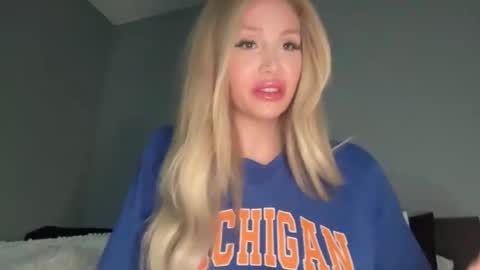 Snapshot of stellacummings chatting on 02.14.25 Stella Bella online show from 02.14.25