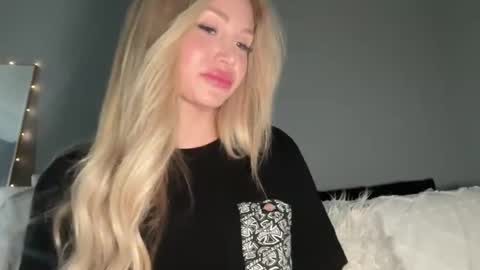 Snapshot of stellacummings chatting on 03.03.25 Stella Bella online show from 03.03.25