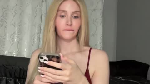 Snapshot of stellacummings chatting on 09.17.25 Stella Bella online show from 09.17.25