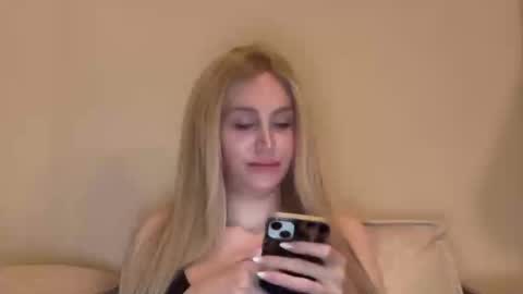 Snapshot of stellacummings chatting on 10.01.25 Stella Bella online show from 10.01.25