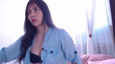 Snapshot of step_daughter_ chatting on 01.12.25 MIA online show from 01.12.25