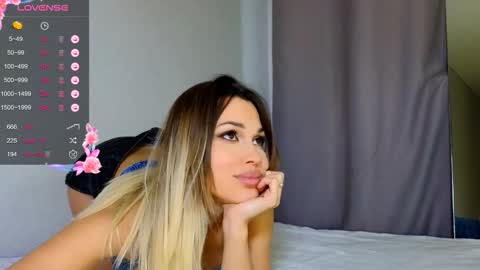 Snapshot of stephany_luxe chatting on 12.04.25 Stephany online show from 12.04.25