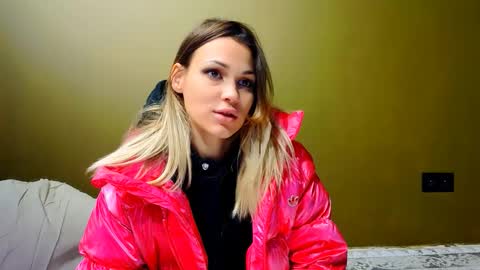 Snapshot of stephany_luxe chatting on 12.23.25 Stephany online show from 12.23.25