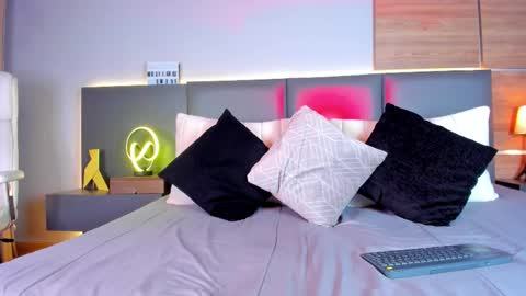 Stone Lee  online show from 02.15.25