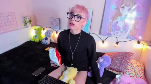 Snapshot of strawberry_kitty_ chatting on 11.15.25 strawberry_kitty_ online show from 11.15.25