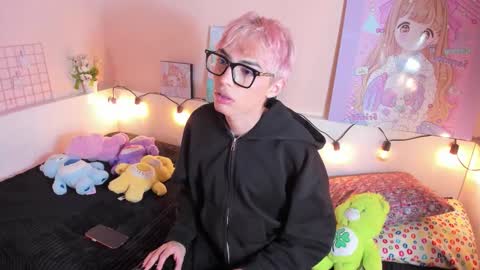 Snapshot of strawberry_kitty_ chatting on 11.17.25 strawberry_kitty_ online show from 11.17.25