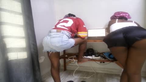 Snapshot of streetlioness chatting on 12.17.25 streetlioness online show from 12.17.25