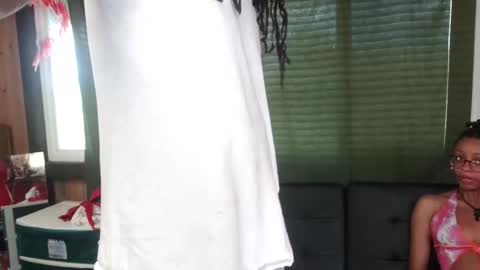 Snapshot of studiowahines chatting on 12.20.25 StudioWahines online show from 12.20.25