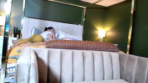 Snapshot of suburbanmoxxxie chatting on 10.12.25 Suburban Moxxxie online show from 10.12.25