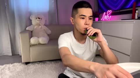 Snapshot of sue_star chatting on 03.12.25 Emmy online show from 03.12.25