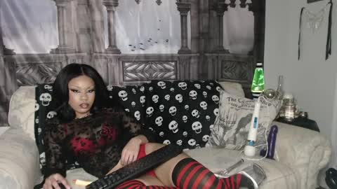 Snapshot of suedebones chatting on 11.18.25 Suede Bones online show from 11.18.25