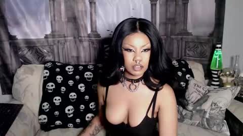 Snapshot of suedebones chatting on 11.25.25 Suede Bones online show from 11.25.25