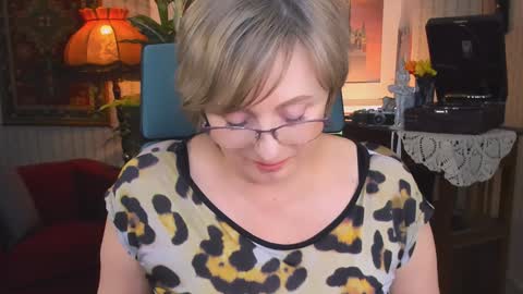 Vivien online show from 02.05.25