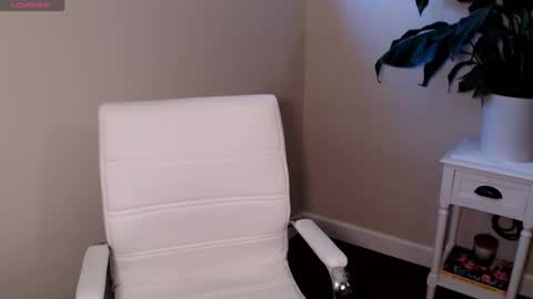 Snapshot of suggestivebehavior chatting on 09.17.25 Mia online show from 09.17.25