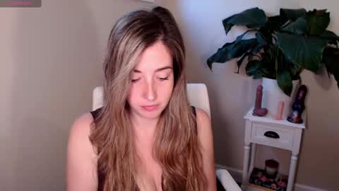 Snapshot of suggestivebehavior chatting on 10.07.25 Mia online show from 10.07.25