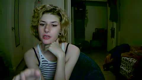 Snapshot of suicunebitch chatting on 12.08.24 Ophelia online show from 12.08.24